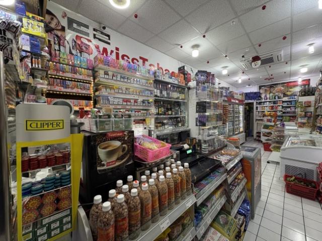 ÉPICERIE DANS UNE RUE PASSANTE