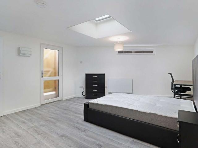 Epping Forest, UK IG10, 7 bed shared accommodation to rent, £1,250 pcm | PrimeLocation