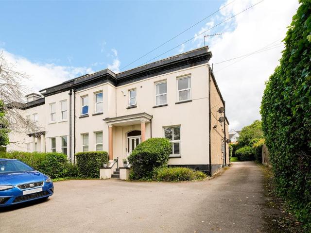 Epping New Road, Buckhurst Hill 2 bed apartment to rent £1,700 pcm £392 pw