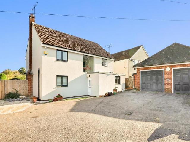 Epping Road, Broadley Common 3 bed detached house to rent £3,400 pcm £785 pw