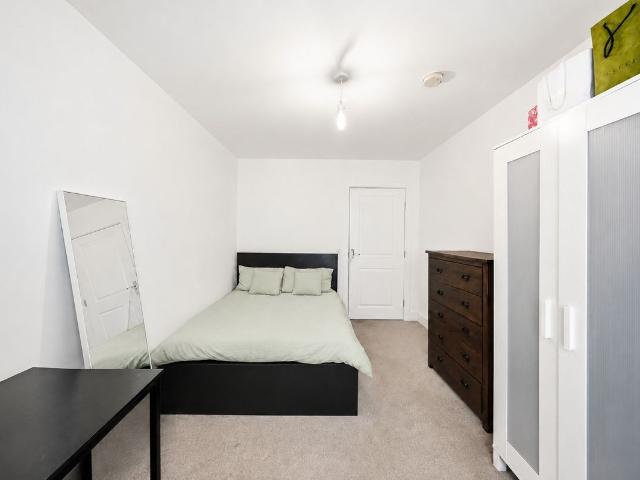 Epstein Square, Poplar E14, 3 bed shared accommodation to rent, £1,200 pcm | PrimeLocation