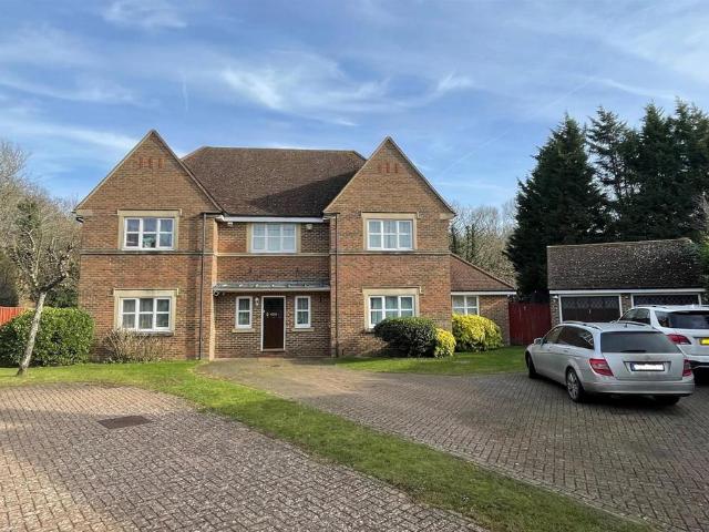 Epsom 5 bed detached house to rent £4,200 pcm £969 pw