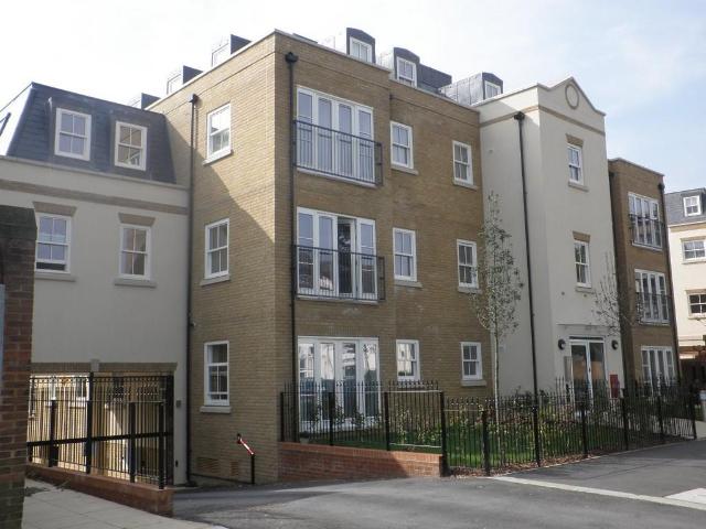 Epsom 2 bed apartment to rent £1,800 pcm £415 pw