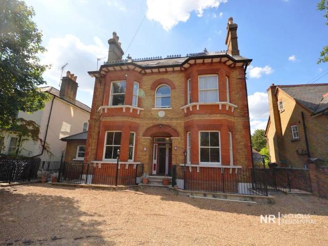 Epsom KT18 4 bed flat to rent £3,000 pcm £692 pw