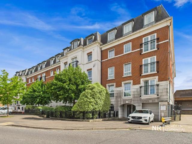 Epsom KT19 1 bed flat to rent £1,400 pcm £323 pw