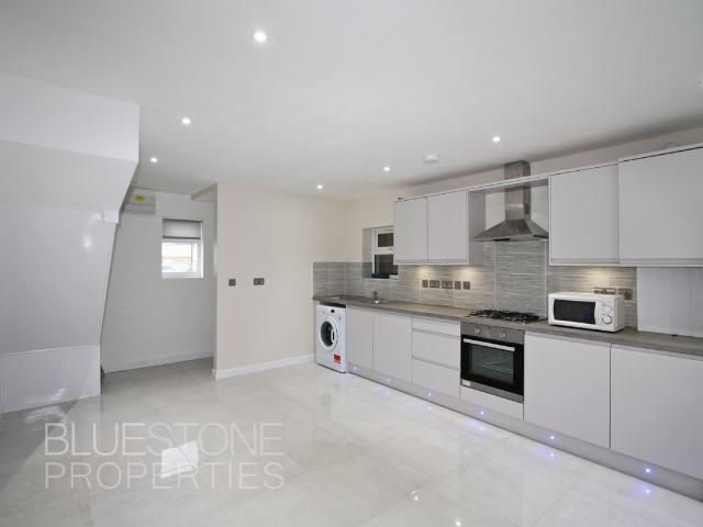 Epsom Road, Croydon CR0, 2 bed detached house to rent, £1,725 pcm | PrimeLocation