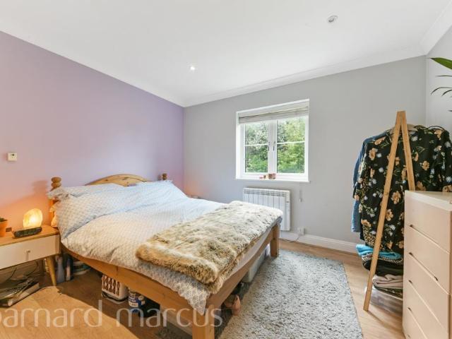 Epsom Road, Epsom 1 bed flat to rent £1,400 pcm £323 pw