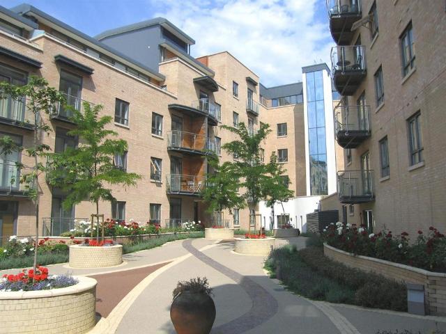 Epsom Road, Guildford GU1 2 bed flat to rent £1,750 pcm £404 pw