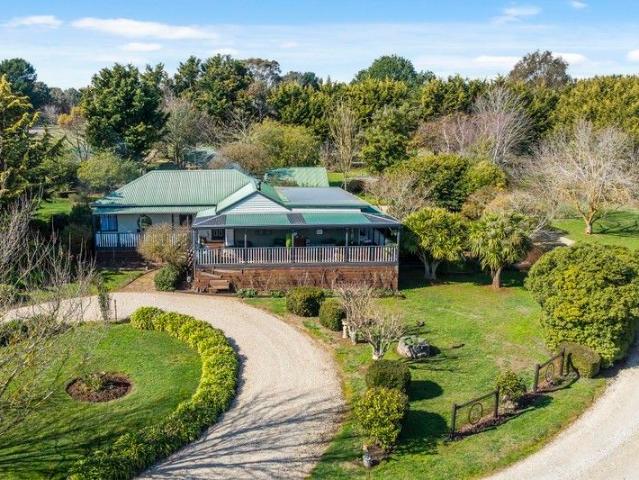Equestrian Charm and Garden Paradise in the Macedon Ranges