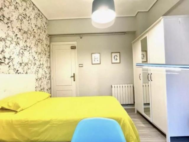 Equipped room in 5 bedroom apartment, Indautxu