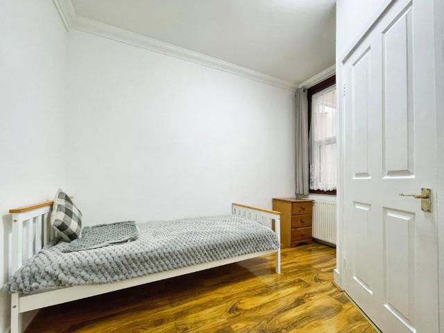 Ernald Avenue, London E6 1 bed in a house share to rent £875 pcm £202 pw