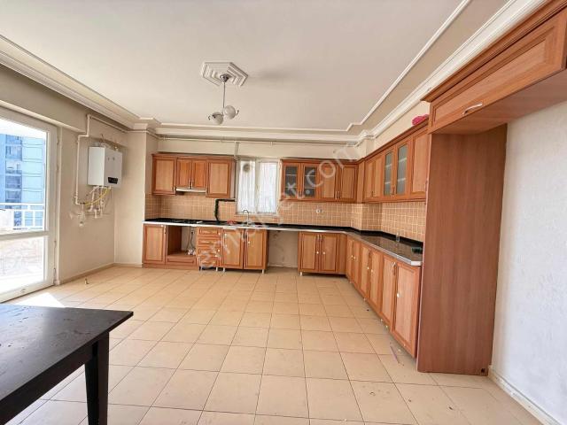 Eras Gayrimenkul'den Kent Meydanı Civarı Kiralık 4+1 Daire