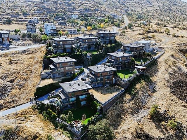 ERCİYES GAYRİMENKUL'DEN EŞSİZ MANZARALI ULTRA LÜKS VİLLA