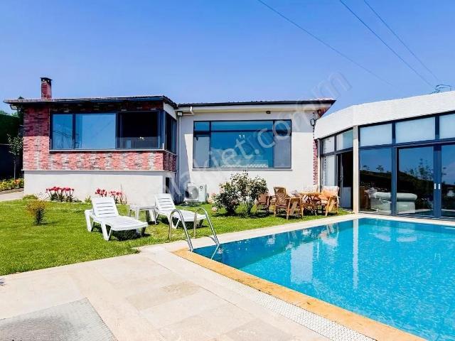 Erdek'te Deniz Manzaralı Kış Bahçeli Havuzlu 710 M2 Modern Villa