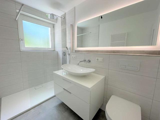 Erdgeschoss & 2022 kernsaniert 3 Zimmer mit offenem Wohnbereich und Balkon!