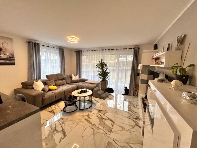Erdgeschoss 3 Zimmer Wohnung zu Verkaufen