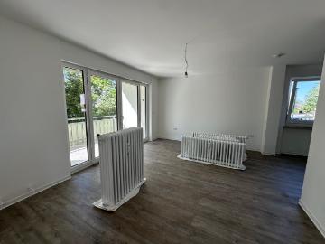 Erdgeschoss / 3,5 Zimmer mit Balkon frisch saniert