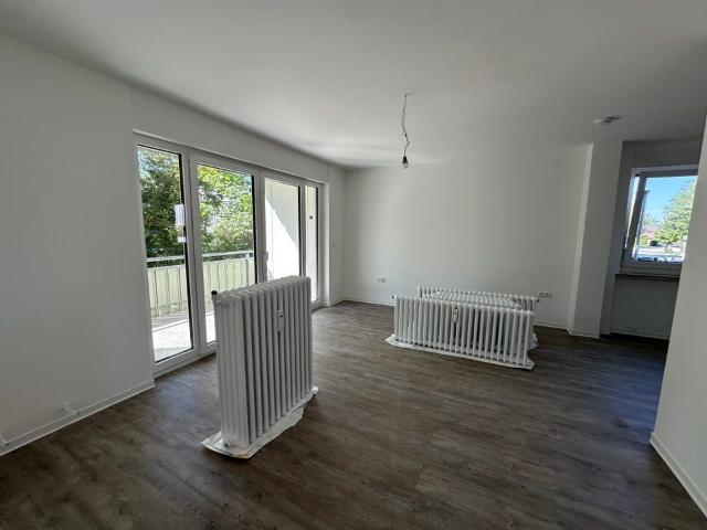 Erdgeschoss / 3,5 Zimmer mit Balkon frisch saniert