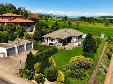 Erdgeschoss Villa mit 4,5 Zimmern, Pool, Whirlpool, Kinoraum und 3 Garagenboxen