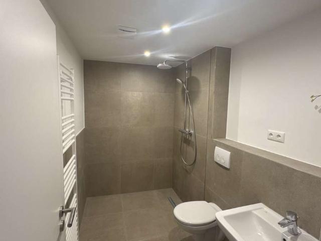 Erdgeschoss Erstbezug: Fußbodenheizung, ebenerdige Regendusche & Balkon