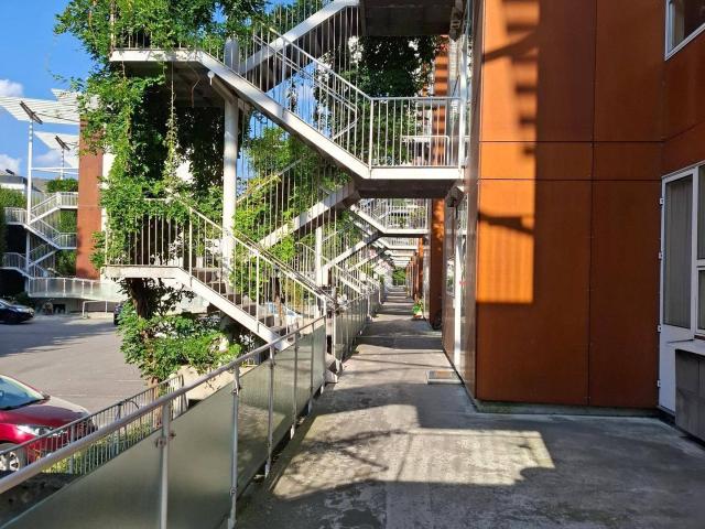Erdgeschosswohnung mit großer Terrasse und Parkplatz