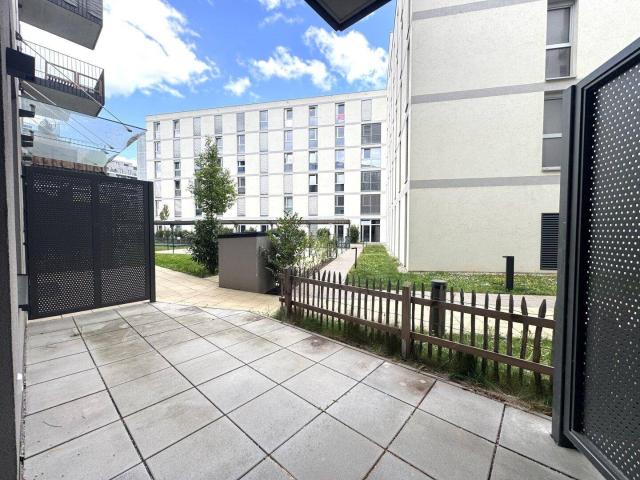 Erdgeschosswohnung mit großzügiger Terrasse und 3,5 Meter hohen Decken nahe Hauptbahnhof inkl. Gemeinschaftspool