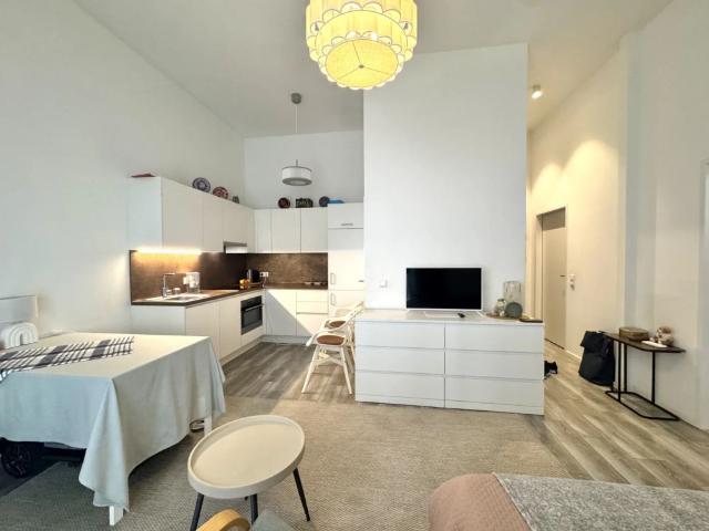 Erdgeschosswohnung mit großzügiger Terrasse und 3,5 Meter hohen Decken nahe Hauptbahnhof inkl. Gemeinschaftspool