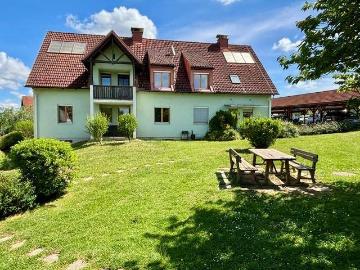 ERDGESCHOSSWOHNUNG mit Küche, Carportparkplatz und Terrasse in Thermenregion zu vermieten geförderte Miete 2 Zimmer