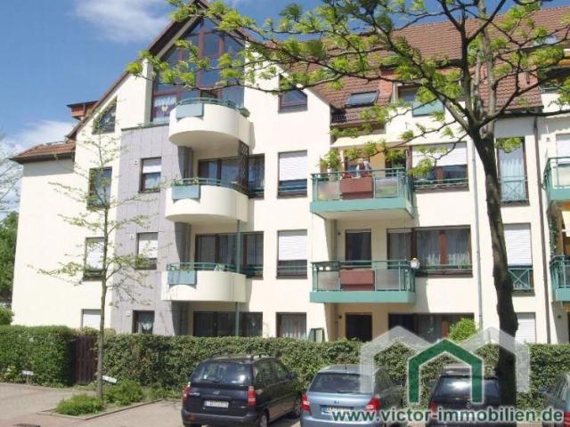 Erdgeschosswohnung mit Terrasse, Wanne und Einbauschrank im Flur