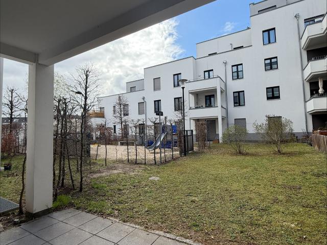 Erdgeschosswohnung mit 3 Zimmern, großer Terrasse, 2 Bädern und Einbauküche