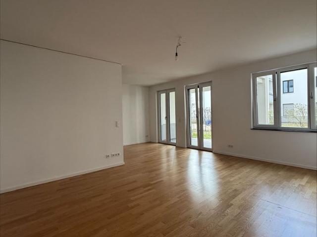 Erdgeschosswohnung mit 3 Zimmern, großer Terrasse, 2 Bädern und Einbauküche