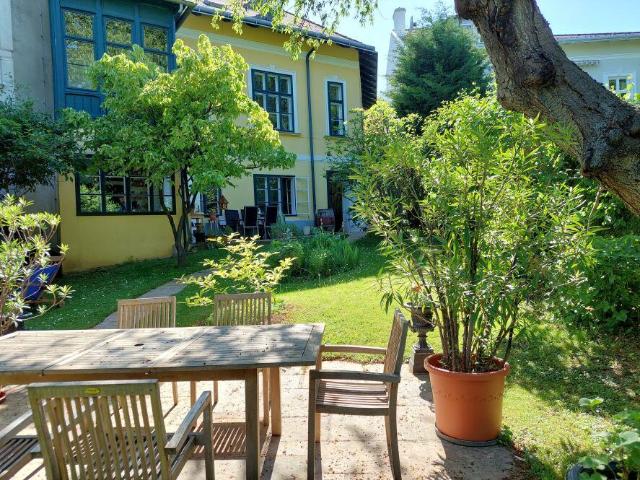 Erdgeschosswohung in sanierter Jahrhundertwende Villa mit Terrasse und Garten
