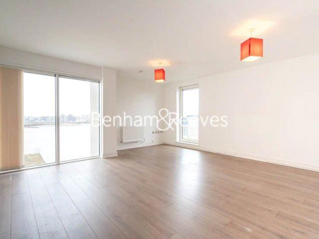 Erebus Drive, London SE28 2 bed apartment to rent £2,000 pcm £462 pw