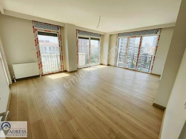 Erenköy Minibüs Cad. Üzerinde Balkonlu Sıfır Daire