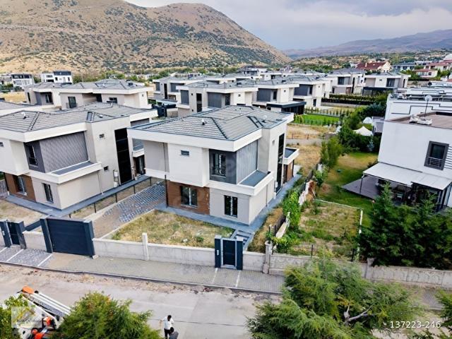ERENKÖY 'DE SİTE İÇERİSİNDE BAĞIMSIZ GİRİŞ SIFIR VİLLA