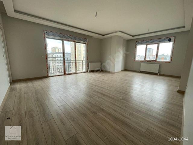 Erenköy'de 115 m Net 3+1 Sıfır Daire Balkonlu E. Banyolu