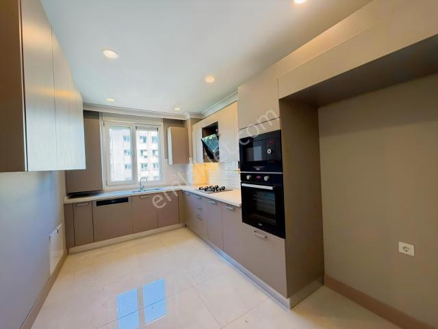 Erenköy'de 3+1 Net 110m2 Ebv Banyolu Balkonlu Boş Sıfır Daire
