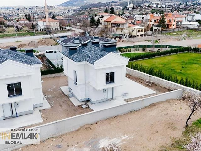 ERENKÖY'DE 6+1 SATILIK SIFIR LUX VİLLA