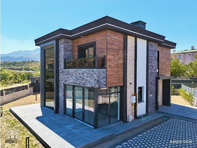 ERENKÖY'DE SATILIK AKILLI SİSTEMLİ KIŞ BAHÇELİ 8+1 LÜX VİLLA