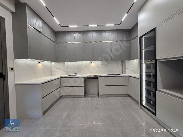 ERGÜN AYDINDAN 1200Evler'de 4+1 210m2 Havuzlu Butik Sitede Arakat Daire