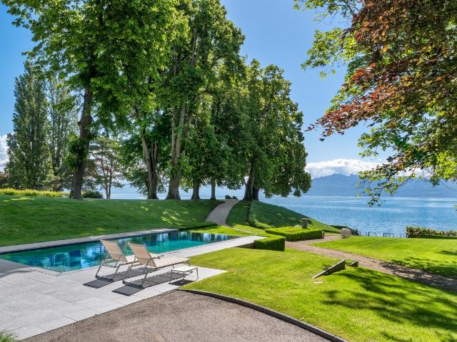 Erhabenes Anwesen am Wasser mit Privatstrand und Bootsgarage
