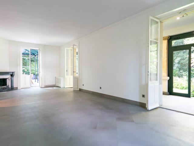 Erhabenes Stadthaus in grüner Umgebung