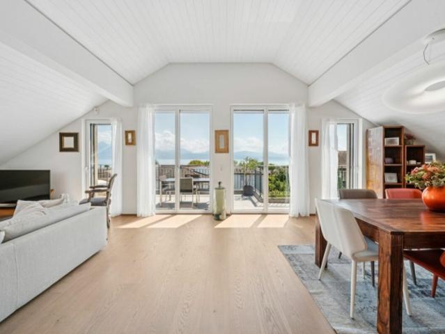Erhabenes Penthouse mit Blick auf den See