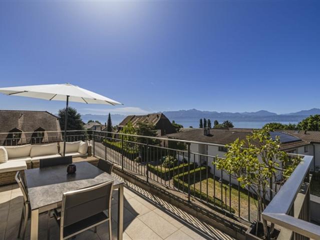 Erhabenes Penthouse mit Blick auf den See