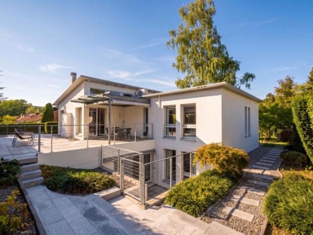 ERHOBEN MIT BLICK INS GRÜNE GEDIEGENES 6.5 ZIMMER EINFAMILIENHAUS