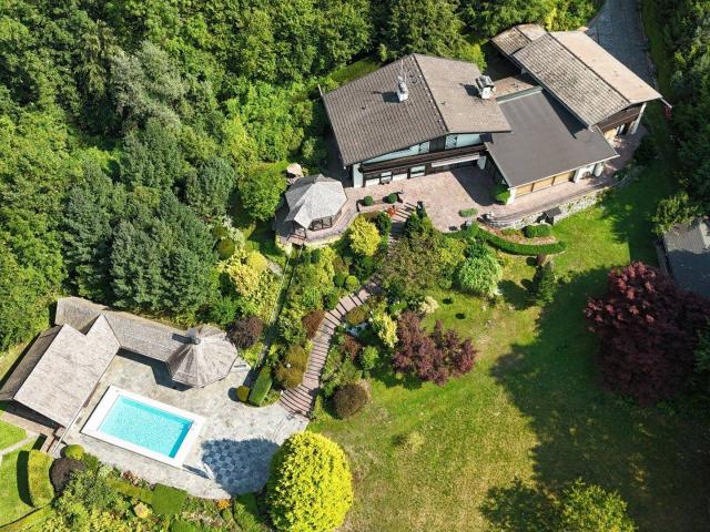 Erholung auf höchstem Niveau: Großzügiges Anwesen mit Seeblick und zwei Pools