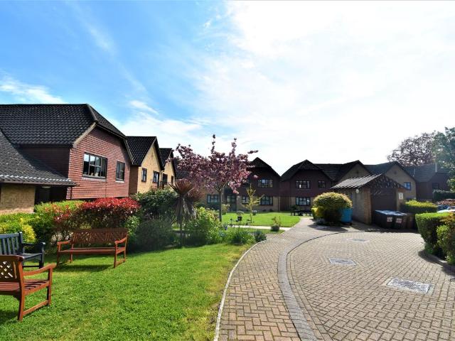 Erith Road, Belvedere DA17, 2 bed flat to rent, £1,500 pcm | PrimeLocation