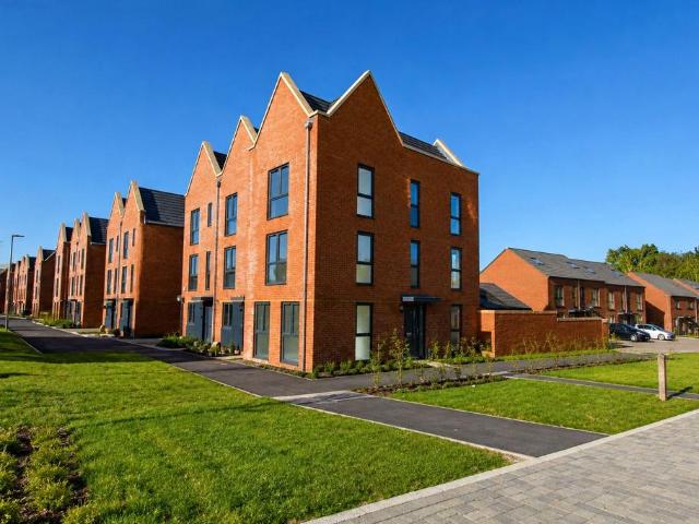 Eric Tubb Road, Bordon, Hampshire, GU35 4 bed house to rent £2,150 pcm £496 pw
