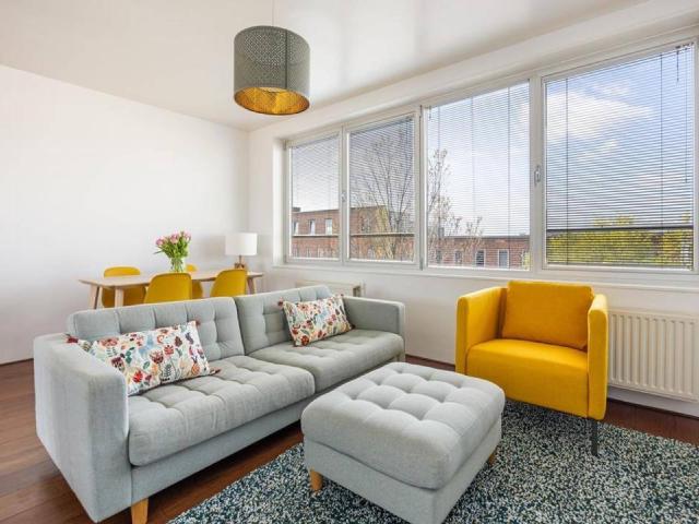 Erich Salomonstraat, spacious furnished 2 bedroom apt