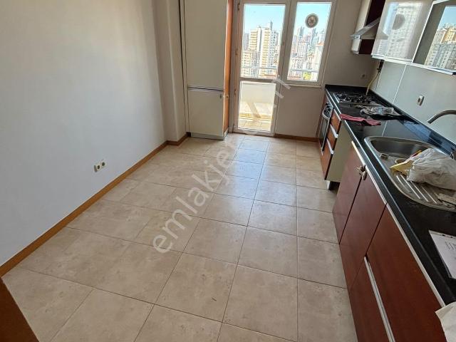 Şerifali Tatlısu Bölgesinde Y.f.m. Ye Ve Ataşehir Yakını 3+1